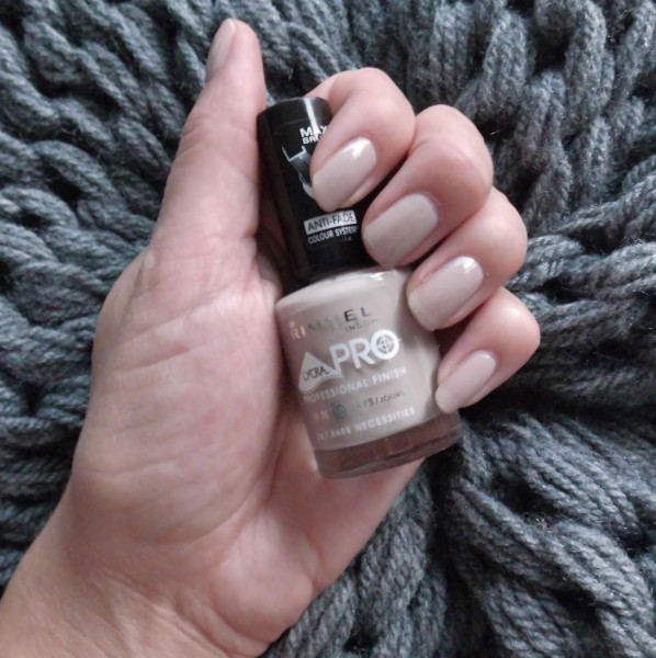 Nude-nails-Rimmel-367-Bare-Necessities-1