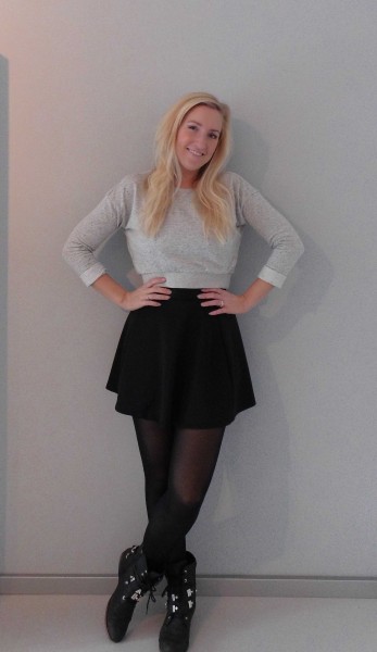 outfit-skater-skirt-boots-en-cropped-sweater-1